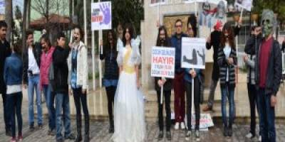 ALTINKAYA ANADOLU LİSESİ ÖĞRENCİLERİ KÜÇÜK YAŞTA EVLİLİĞİ VE KADINA ŞİDDETİ PROTESTO ETTİ