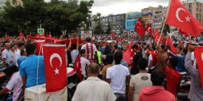 EMEKLİ MÜDÜR YÜRÜYEREK GİTTİĞİ HASTANEDE ÖLDÜ