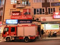 EVİNİ YAKIP KENDİNİ BIÇAKLA YARALAYAN KADIN HASTANEDEN KAÇTI