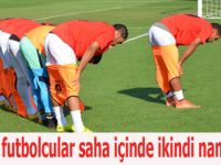 Mısırlı futbolcular saha içinde ikindi namazı kıldı