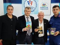 BAFRALI ŞAİRDEN ALAÇAM GENÇLİK MERKEZİNDE İMZA GÜNÜ