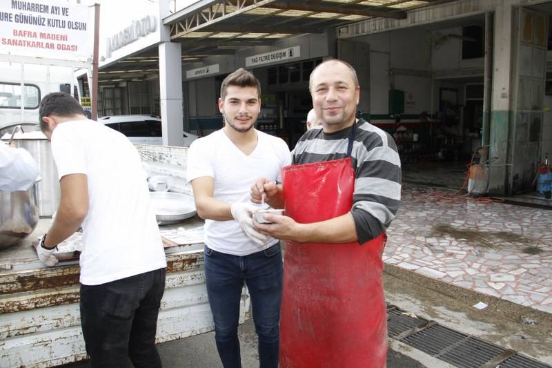 Bafra Madeni Sanatkarlar Odası 3 bin kişiye aşure dağıttı 5