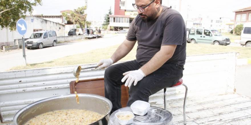 Bafra Madeni Sanatkarlar Odası 3 bin kişiye aşure dağıttı