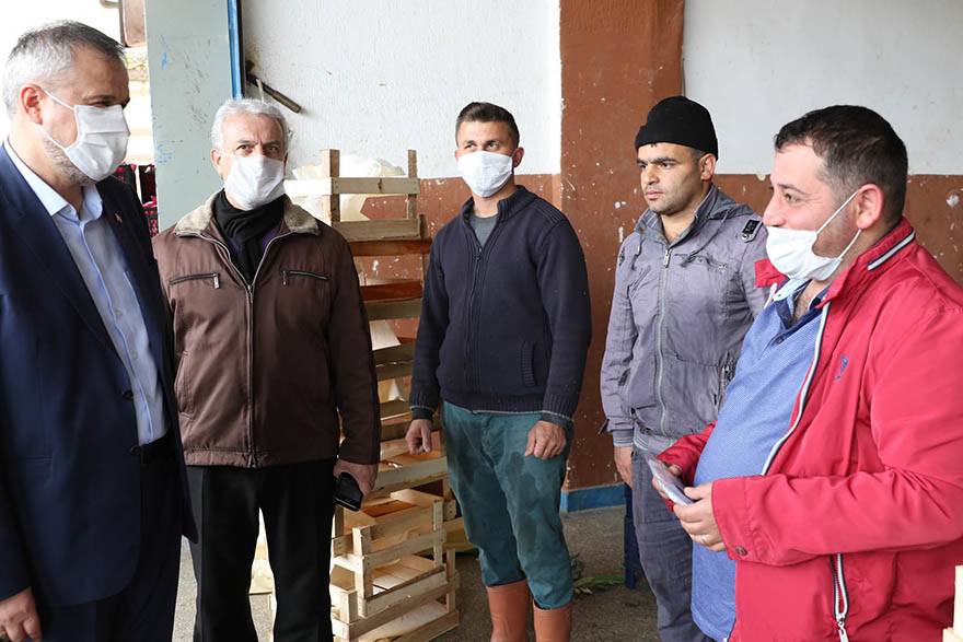 BAŞKAN KILIÇ SANAYİ SİTELERİ VE SEBZE HALİNDE MASKE DAĞITTI 15