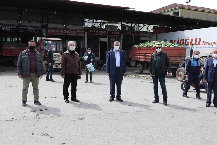 BAŞKAN KILIÇ SANAYİ SİTELERİ VE SEBZE HALİNDE MASKE DAĞITTI 20