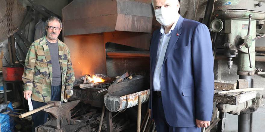 BAŞKAN KILIÇ SANAYİ SİTELERİ VE SEBZE HALİNDE MASKE DAĞITTI