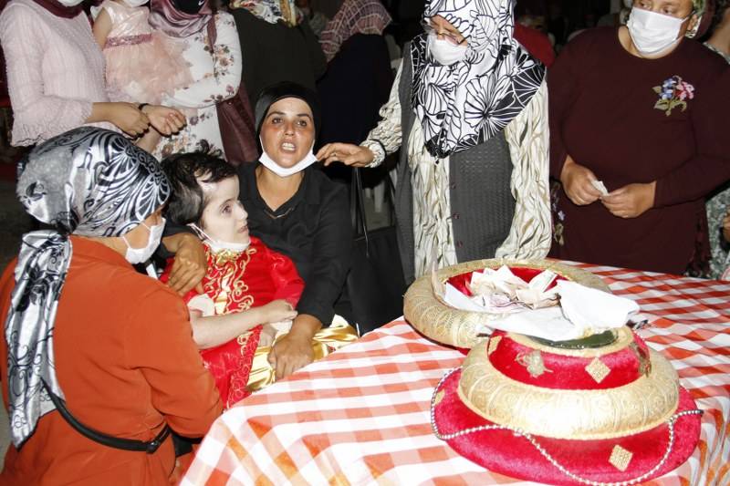 Anne ölmeden önce bana kına gecesi yapar mısın dedi 16