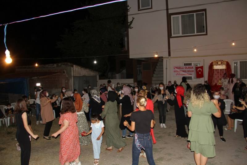 Anne ölmeden önce bana kına gecesi yapar mısın dedi 9