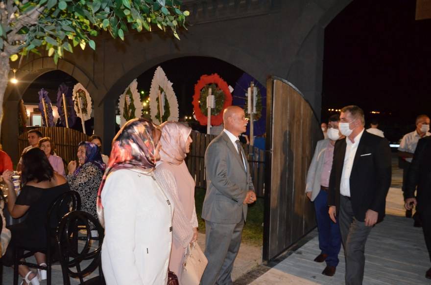Bu düğünde çiçek AFAD'a bağış yapıldı 18