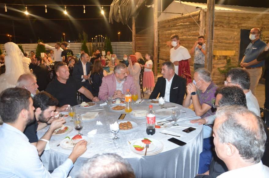 Bu düğünde çiçek AFAD'a bağış yapıldı 25