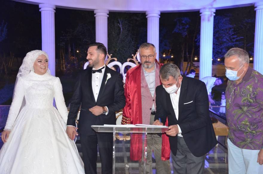 Bu düğünde çiçek AFAD'a bağış yapıldı 32