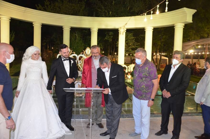 Bu düğünde çiçek AFAD'a bağış yapıldı 33