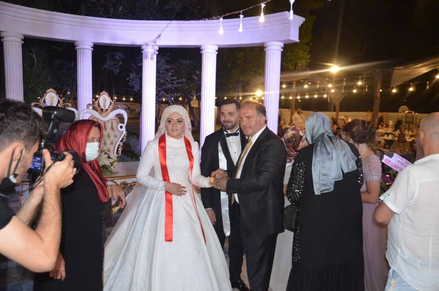 Bu düğünde çiçek AFAD'a bağış yapıldı 52