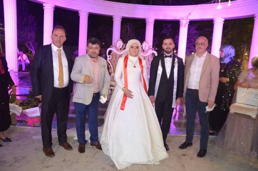 Bu düğünde çiçek AFAD'a bağış yapıldı 53