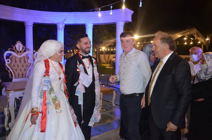 Bu düğünde çiçek AFAD'a bağış yapıldı 70