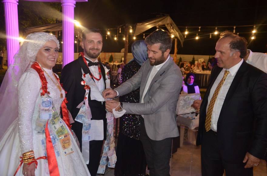 Bu düğünde çiçek AFAD'a bağış yapıldı 74