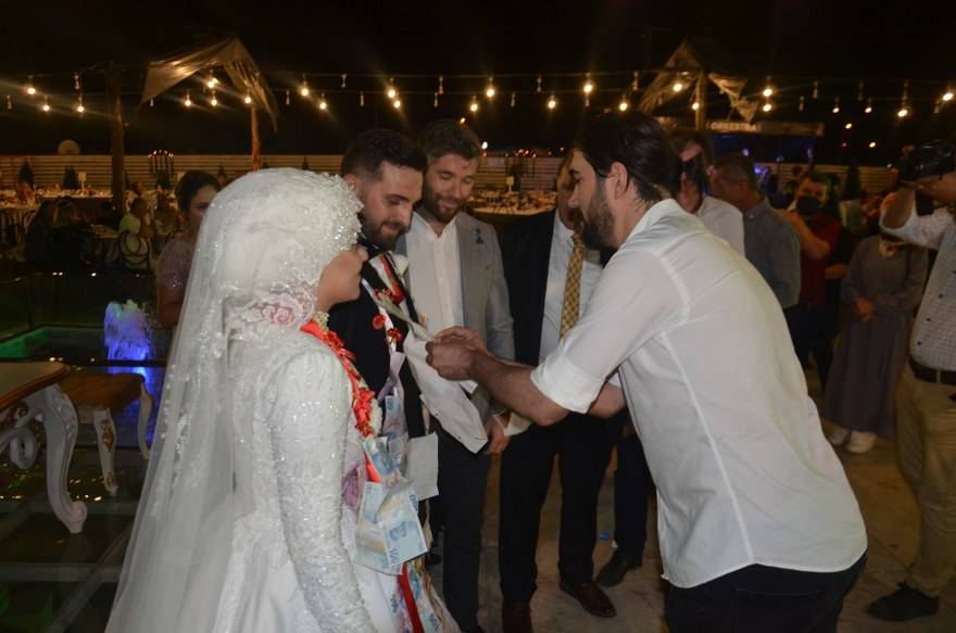 Bu düğünde çiçek AFAD'a bağış yapıldı 75