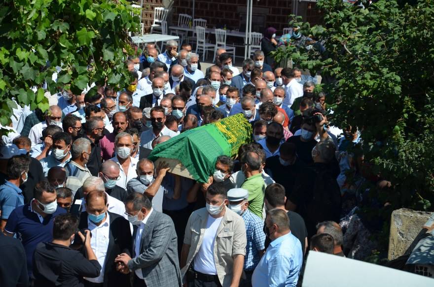 Aşçı ailesinin acı günü! asırlık çınar Hacı Hanife Aşçı dualarla defnedi 40