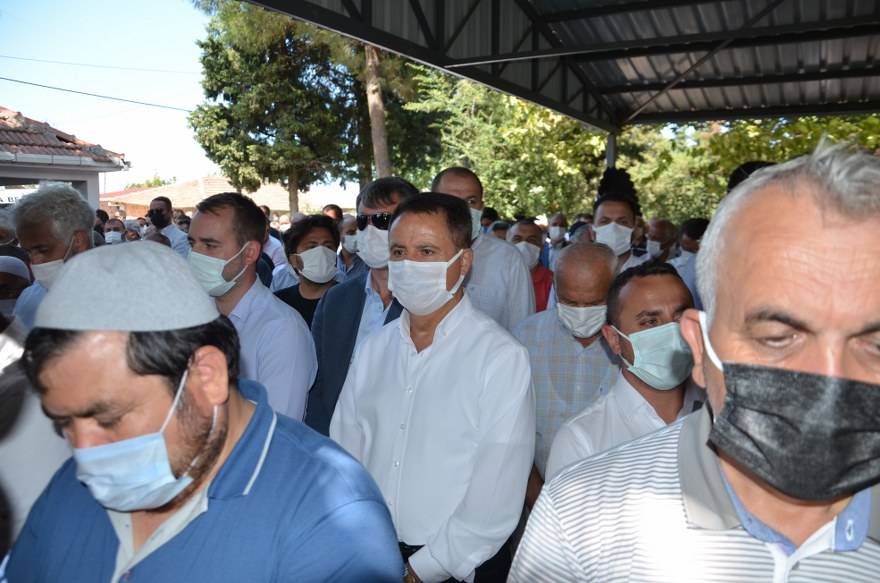Aşçı ailesinin acı günü! asırlık çınar Hacı Hanife Aşçı dualarla defnedi 55