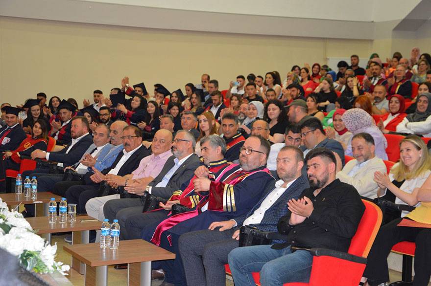 OMÜ BAFRA ŞEVKET AŞCI TURİZM FAKÜLTESİNDE MEZUNİYET COŞKUSU YAŞANDI 17