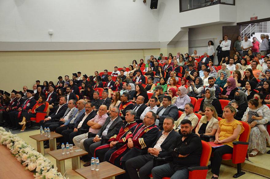 OMÜ BAFRA ŞEVKET AŞCI TURİZM FAKÜLTESİNDE MEZUNİYET COŞKUSU YAŞANDI 20