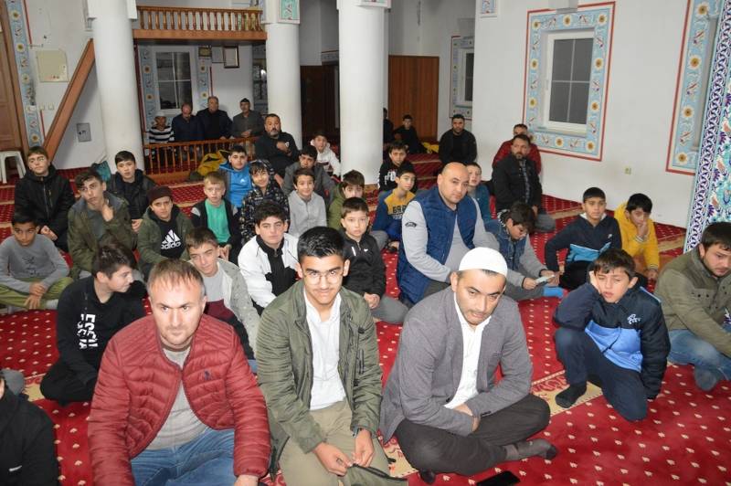 Bafra'da öğrenci ve veliler sabah namazında buluştu 10
