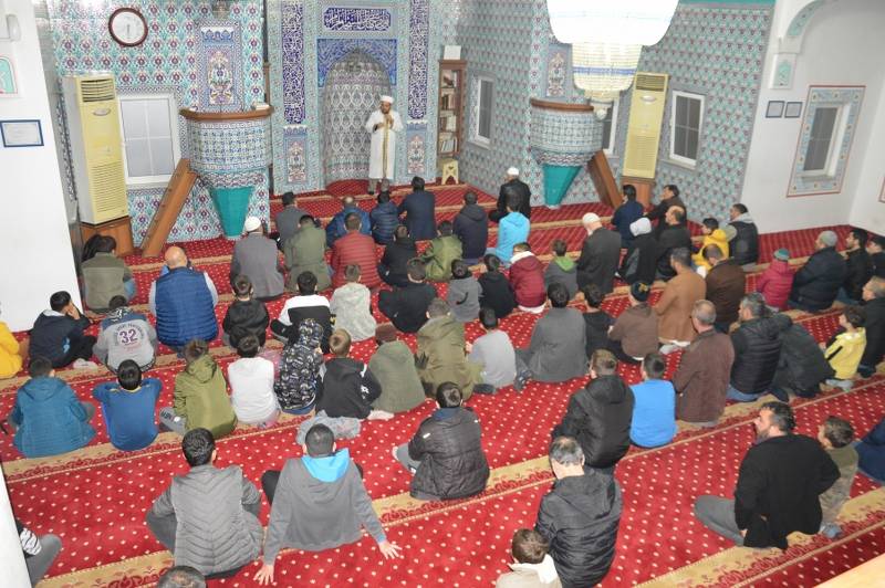 Bafra'da öğrenci ve veliler sabah namazında buluştu 16