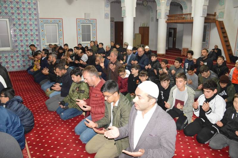 Bafra'da öğrenci ve veliler sabah namazında buluştu 18