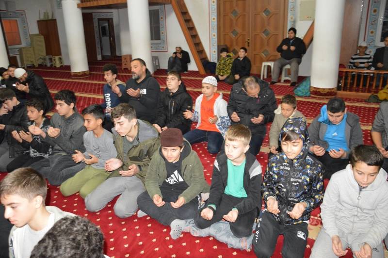 Bafra'da öğrenci ve veliler sabah namazında buluştu 20