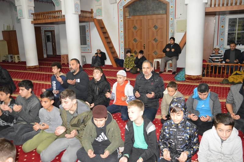 Bafra'da öğrenci ve veliler sabah namazında buluştu 21
