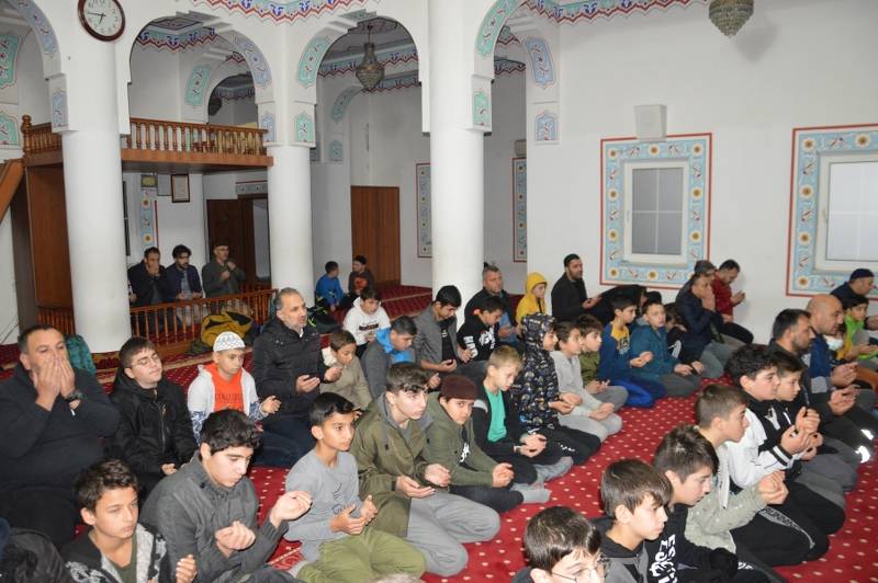 Bafra'da öğrenci ve veliler sabah namazında buluştu 23