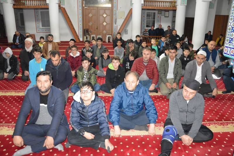Bafra'da öğrenci ve veliler sabah namazında buluştu 9