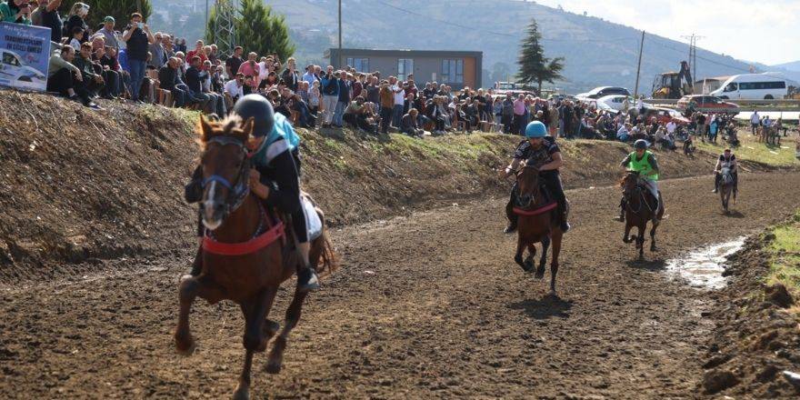 Canik'te  atlar dörtnala koştu