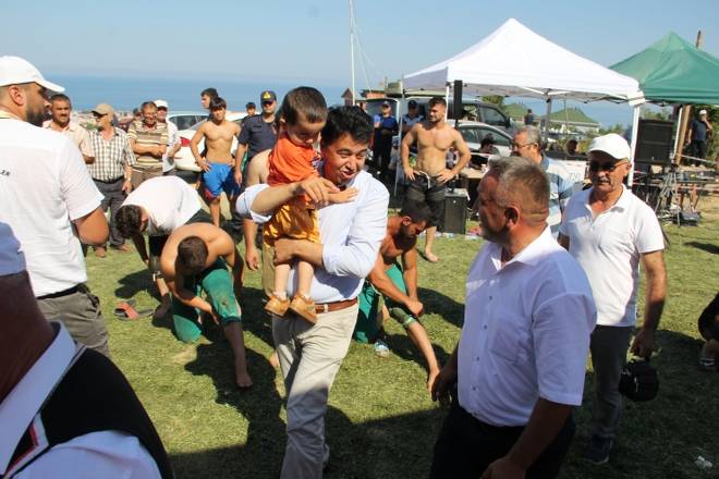 3. Gerze Abdaloğlu Köyü Karakucak Güreşlerine yoğun ilgi 100