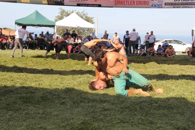 3. Gerze Abdaloğlu Köyü Karakucak Güreşlerine yoğun ilgi 135