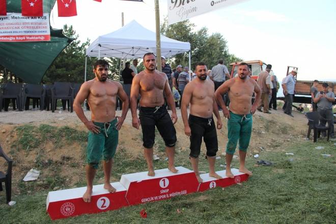 3. Gerze Abdaloğlu Köyü Karakucak Güreşlerine yoğun ilgi 156