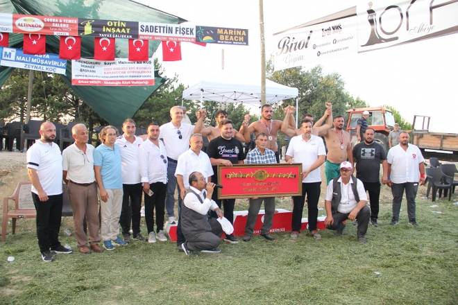 3. Gerze Abdaloğlu Köyü Karakucak Güreşlerine yoğun ilgi 157