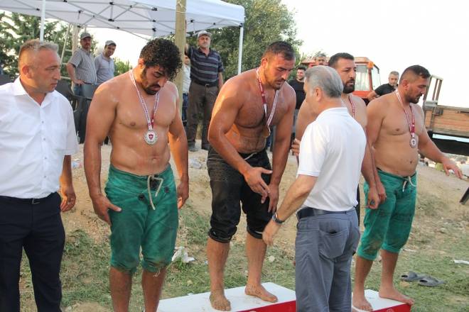 3. Gerze Abdaloğlu Köyü Karakucak Güreşlerine yoğun ilgi 158