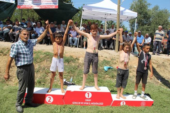 3. Gerze Abdaloğlu Köyü Karakucak Güreşlerine yoğun ilgi 18
