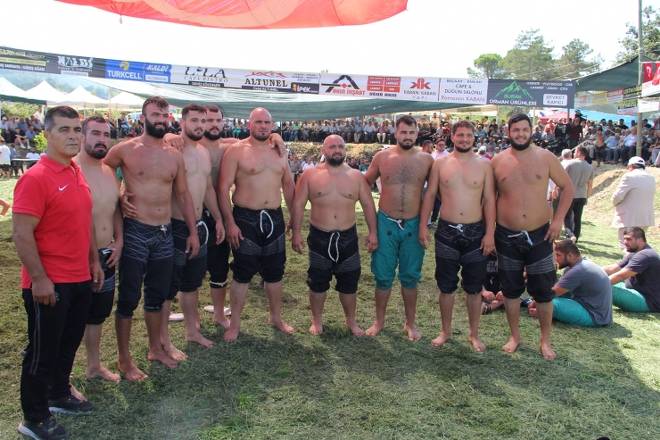 3. Gerze Abdaloğlu Köyü Karakucak Güreşlerine yoğun ilgi 63