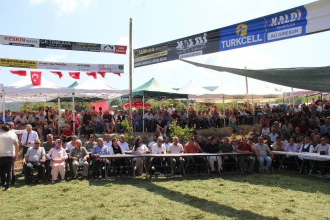 3. Gerze Abdaloğlu Köyü Karakucak Güreşlerine yoğun ilgi 70