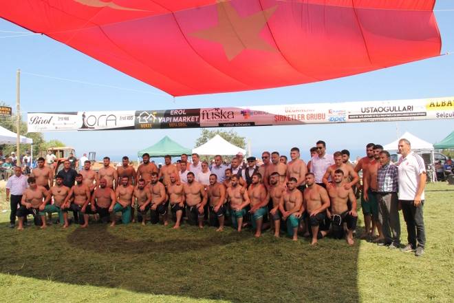 3. Gerze Abdaloğlu Köyü Karakucak Güreşlerine yoğun ilgi 72