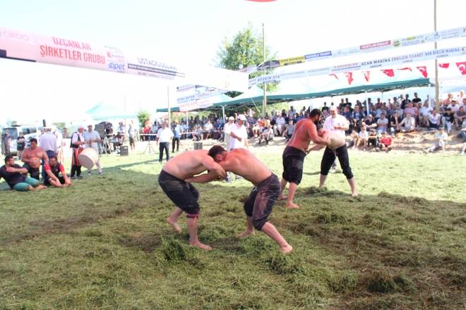 3. Gerze Abdaloğlu Köyü Karakucak Güreşlerine yoğun ilgi 74