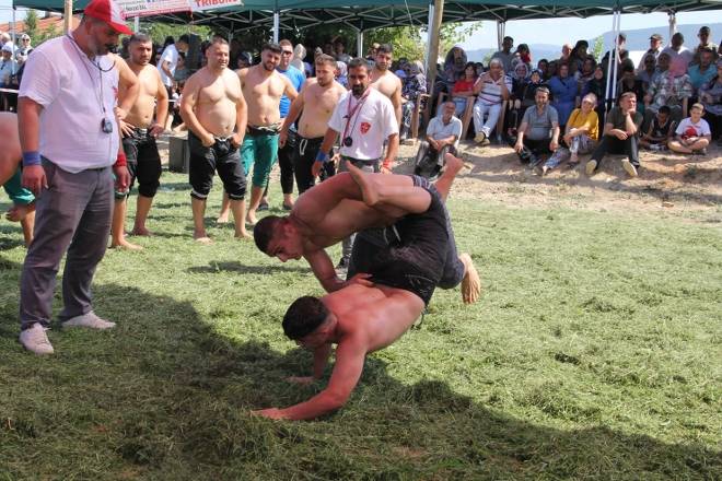 3. Gerze Abdaloğlu Köyü Karakucak Güreşlerine yoğun ilgi 77