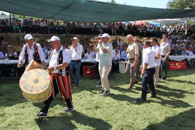 3. Gerze Abdaloğlu Köyü Karakucak Güreşlerine yoğun ilgi 78