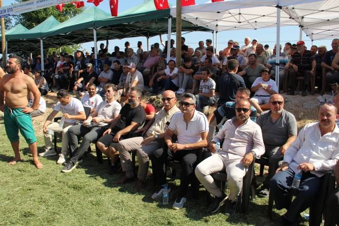 3. Gerze Abdaloğlu Köyü Karakucak Güreşlerine yoğun ilgi 79