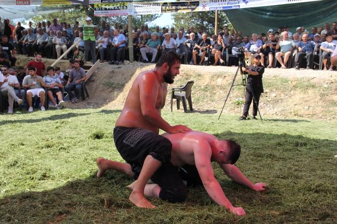 3. Gerze Abdaloğlu Köyü Karakucak Güreşlerine yoğun ilgi 80