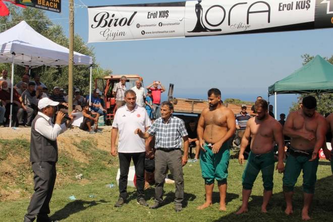 3. Gerze Abdaloğlu Köyü Karakucak Güreşlerine yoğun ilgi 84