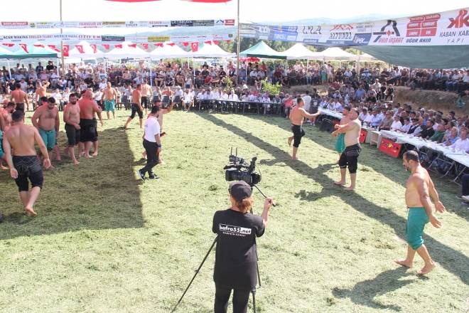3. Gerze Abdaloğlu Köyü Karakucak Güreşlerine yoğun ilgi 91