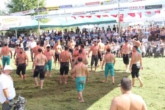 3. Gerze Abdaloğlu Köyü Karakucak Güreşlerine yoğun ilgi 92